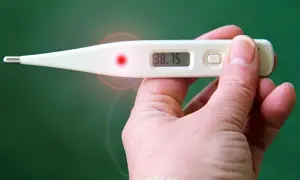 Cyfrowy termometr pokazuje 38.75. Podwyższona temperatura w ciąży wymaga konsultacji z lekarzem.