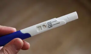 Test ciążowy z dwoma kreskami, wskazujący na wynik negatywny. Burt sutków brak okresu test negatywny.