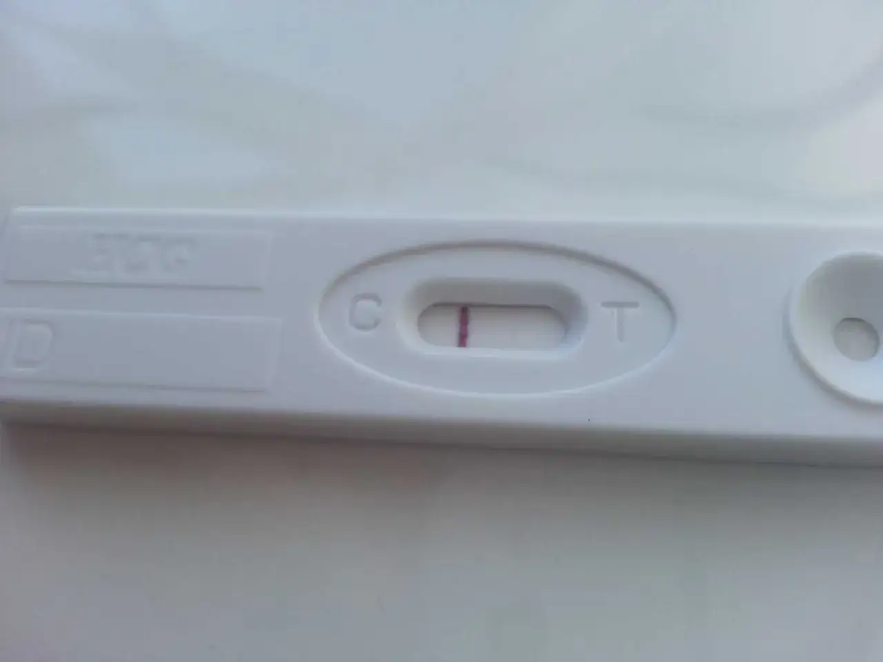 Test ciążowy z jedną kreską przy literze C. Wynik negatywny.