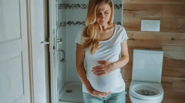 Kobieta w ciąży w 3 trymestrze odczuwa ból brzucha jak na okres.