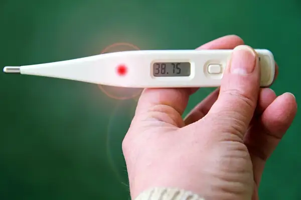 Cyfrowy termometr pokazuje 38.75. Podwyższona temperatura w ciąży wymaga konsultacji z lekarzem.