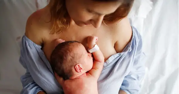 Matka tuli noworodka na piersi. To piękny obraz początku połogu, czasu regeneracji i budowania więzi.