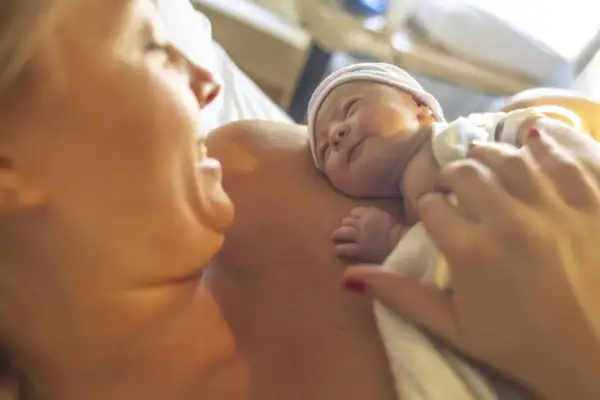 Mama tuli noworodka na klatce piersiowej. To piękny początek powrotu do formy po ciąży.