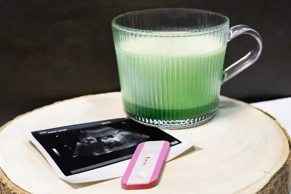 Zielone matcha w ciąży, obok pozytywnego testu ciążowego i zdjęcia USG. Nowy rozdział.