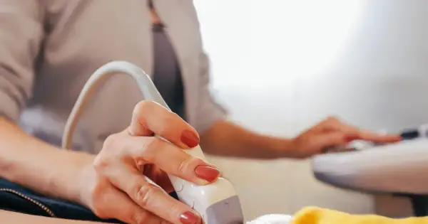 Dłoń trzymająca głowicę USG. Czy można pomylić chłopca z dziewczynką na USG? To pytanie nurtuje wielu rodziców.