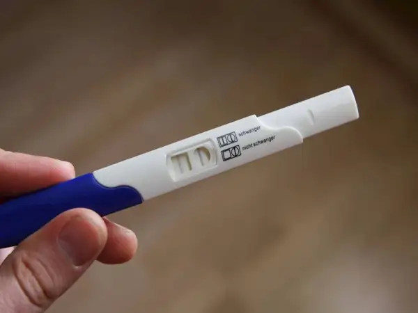 Test ciążowy z dwoma kreskami, wskazujący na wynik negatywny. Burt sutków brak okresu test negatywny.
